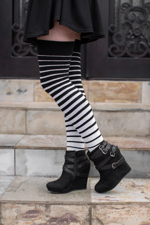 Extraordinarily Longer Gradient Stripes Tube Socks - Black & White