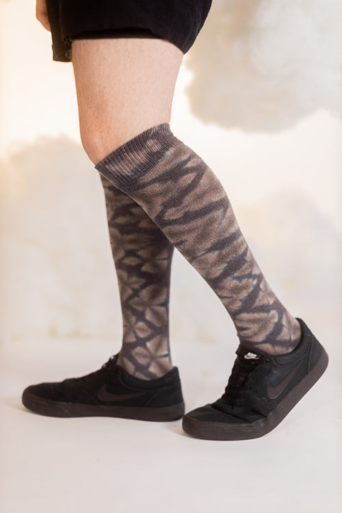 O Tie Dye Knee Socks - Charcoal Crinkle