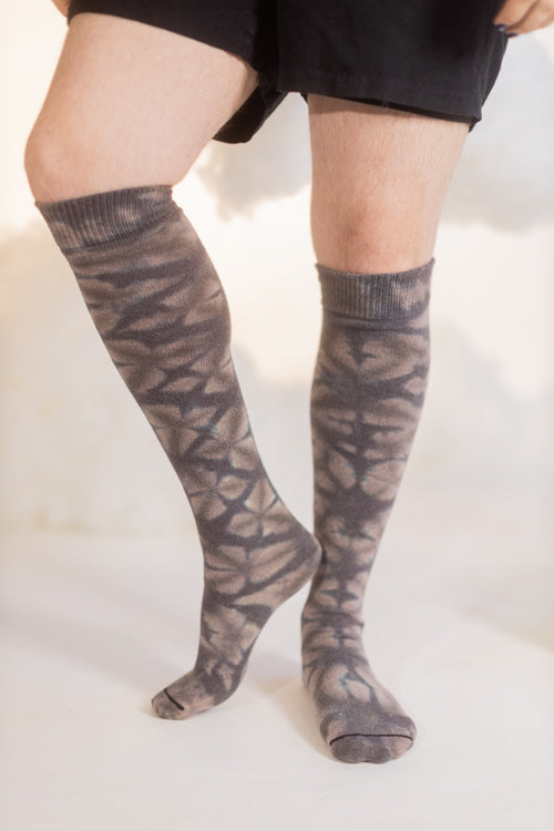 O Tie Dye Knee Socks - Charcoal Crinkle