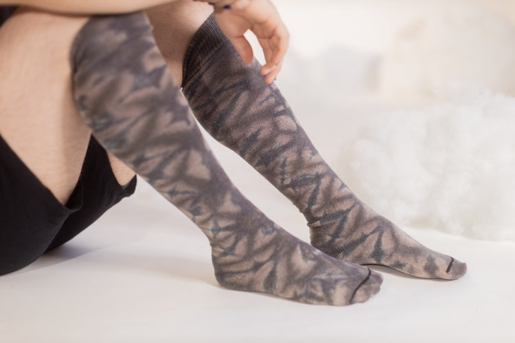 O Tie Dye Knee Socks - Charcoal Crinkle