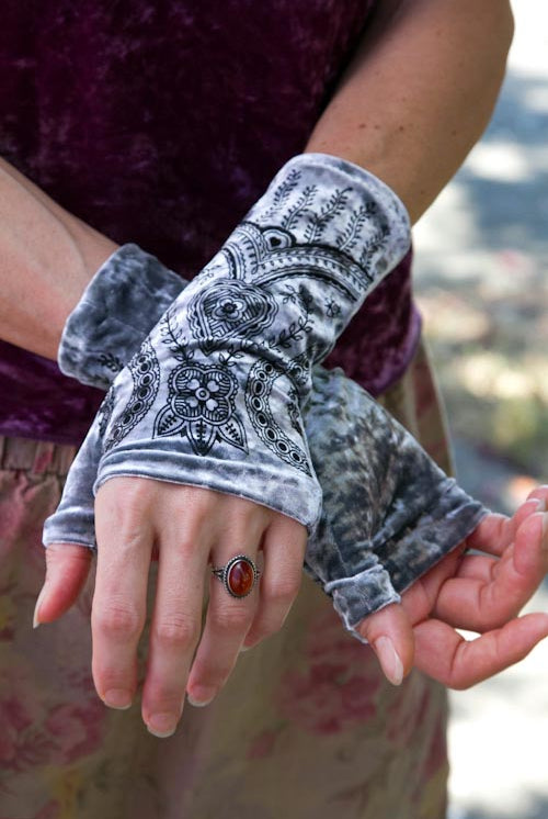 Polonova Longer Mehndi Hearts Arm Warmers - Silver with Black