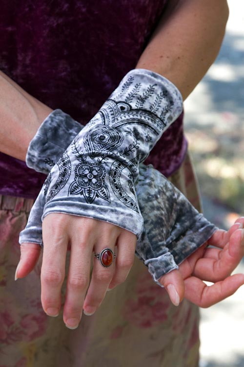 Polonova Longer Mehndi Hearts Arm Warmers - Silver with Black