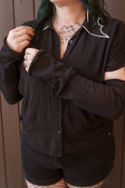 A person wearing longer M sleeves, in black