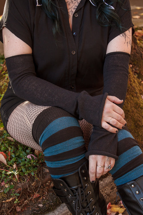 A person wearing longer M sleeves, in black