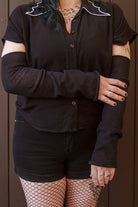 A person wearing longer M sleeves, in black