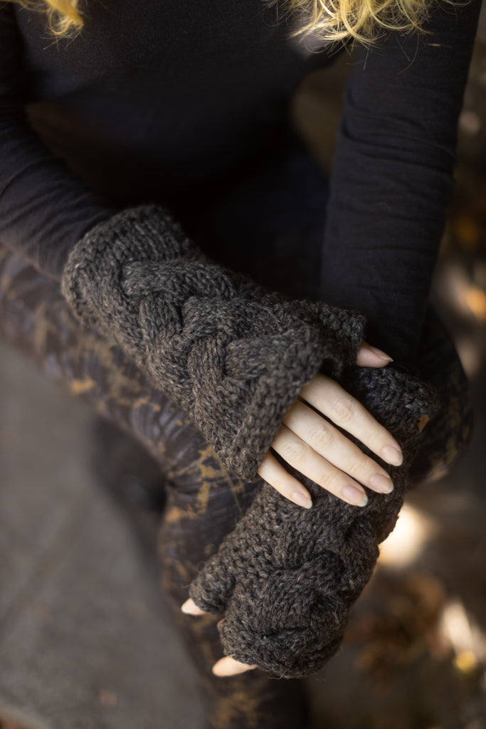 Rustic Cable Wool Arm Warmers - charcoal