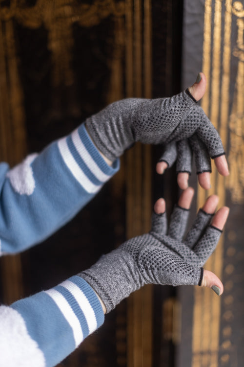 https://sockdreams.com/cdn/shop/products/bmd-a20185-grey-imak-active-gloves-ja-ot-1.jpg?v=1680556738