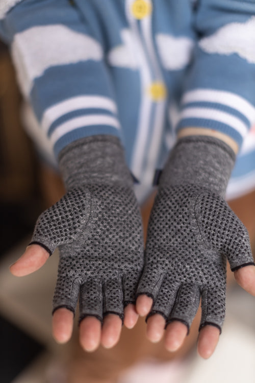 https://sockdreams.com/cdn/shop/products/bmd-a20185-grey-imak-active-gloves-ja-ot-4.jpg?v=1680556738