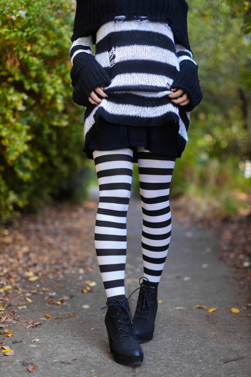 Black and White Vertical Striped Leggings Outfits (2 ideas & outfits)