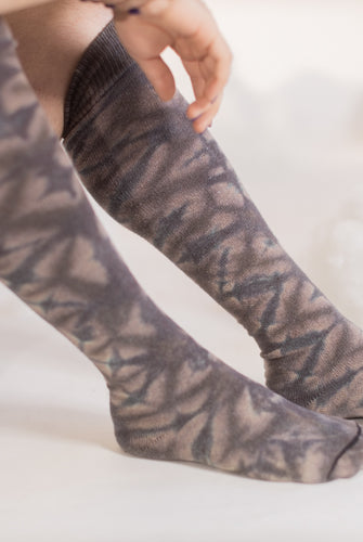 O Tie Dye Knee Socks - Charcoal Crinkle
