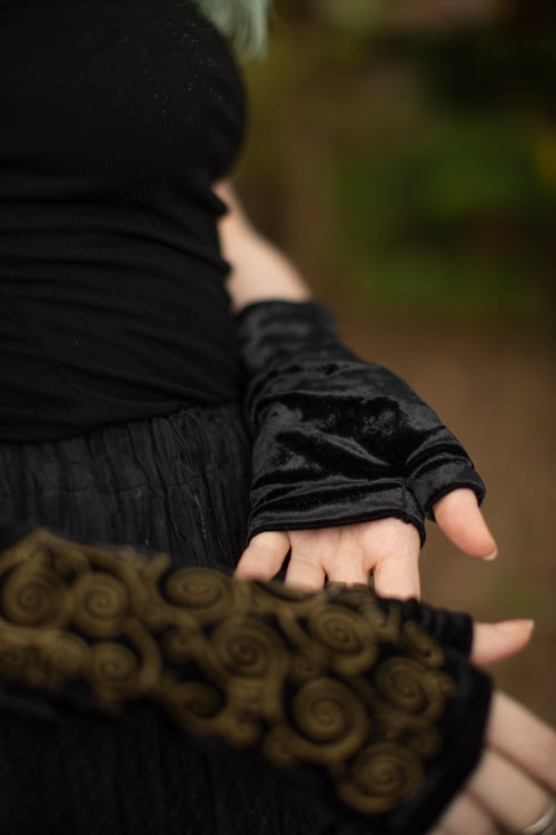 Polonova Klimt Spiral Arm Warmers - Black with Gold