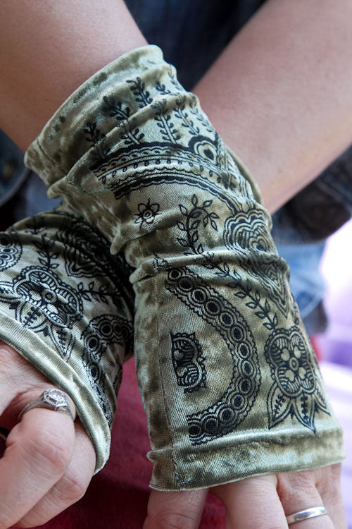 Polonova Longer Mehndi Hearts Arm Warmers - Sage with Black